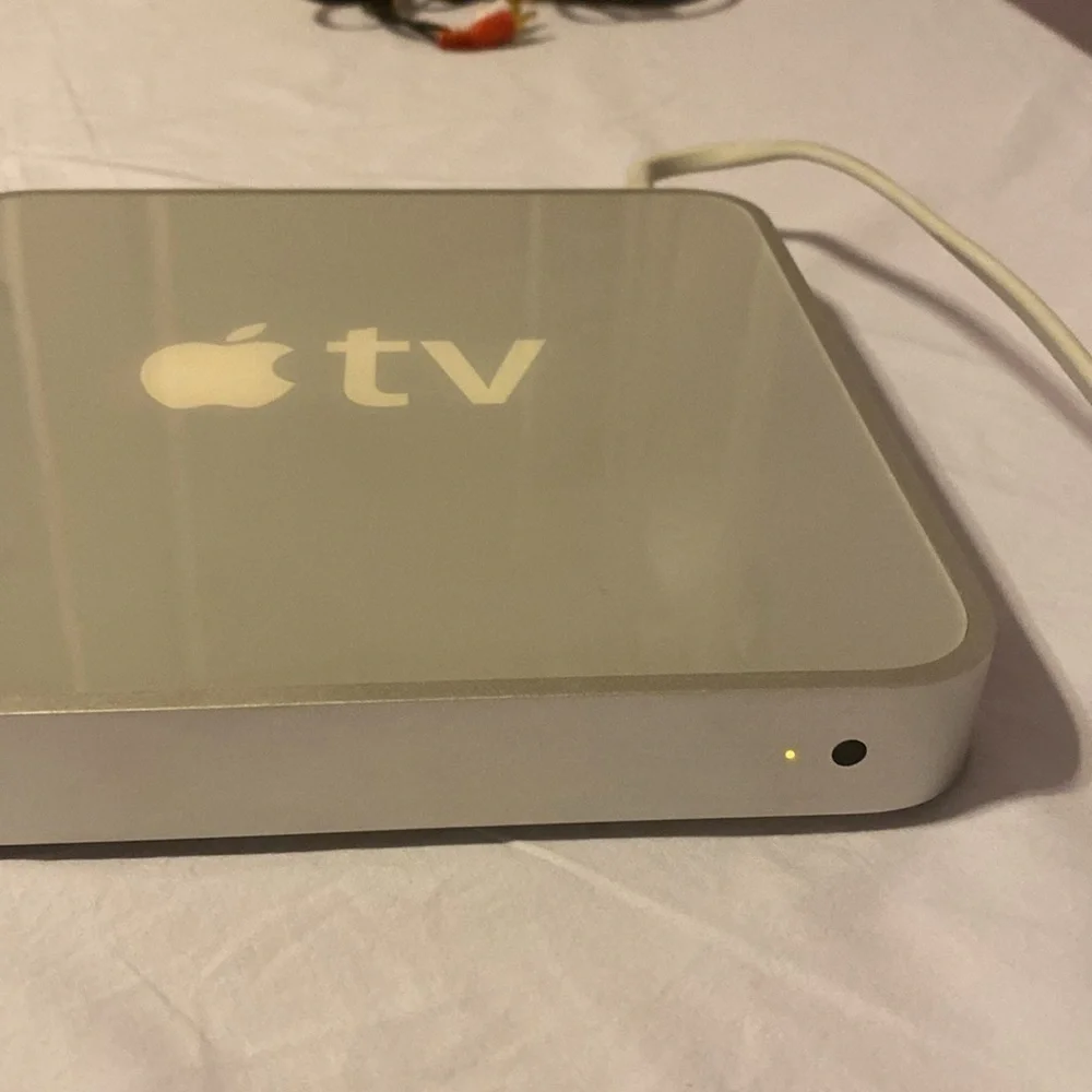 Apple TV White 1st Generation Model A1218 Streamer w/ Remote, Charging Cord EUC